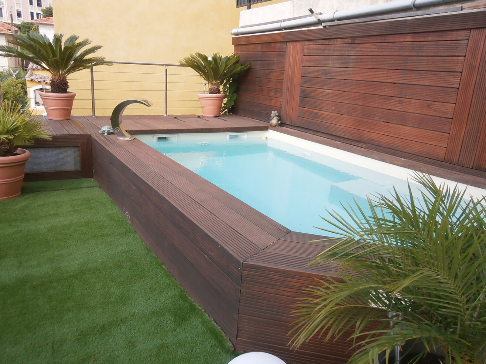 Aménagement paysager autour d’une piscine