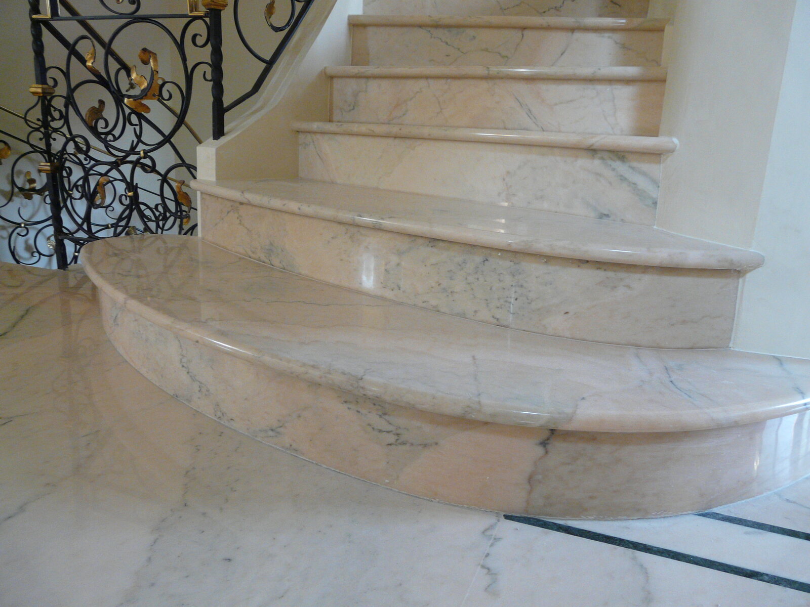 Escalier monumental habillé de pierre