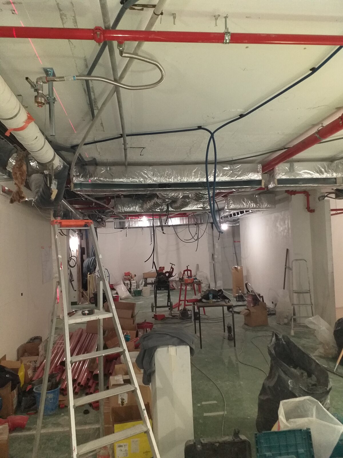 Coordination des installations en plafond